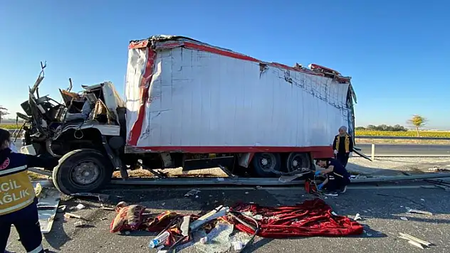 Konya'da kamyon bariyerlere çarptı: 1 ölü, 1 yaralı
