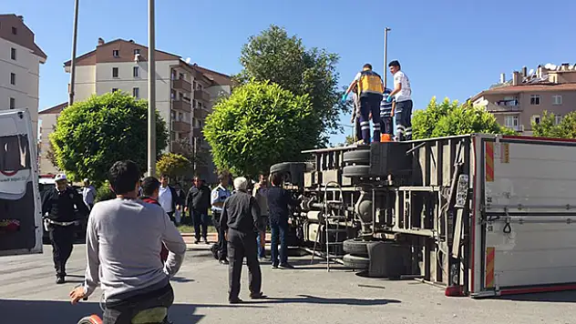 Konya'da kamyon devrildi