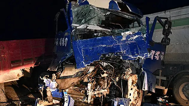 Konya'da kamyon ile tır çarpıştı: 2 yaralı