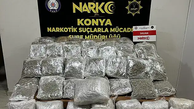 Konya'da kamyon kasasındaki mobilyaların arasından 64 kilo uyuşturucu çıktı! Sürücü tutuklandı
