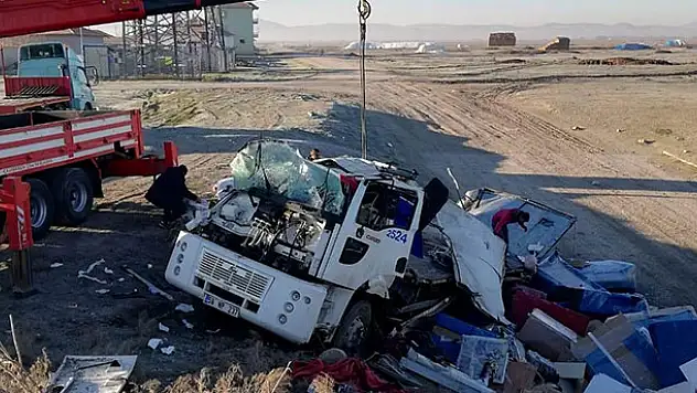 Konya'da kamyon menfeze uçtu: 4 yaralı