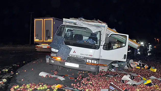 Konya'da kamyon otomobile çarptı: 2 ölü 1 yaralı