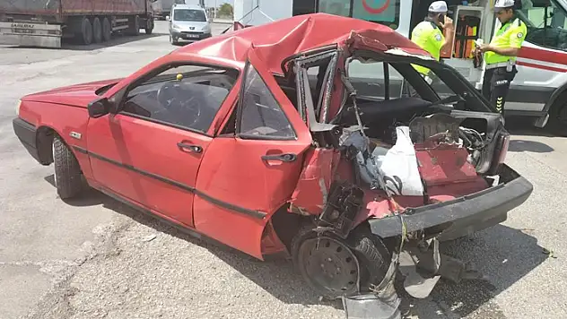 Konya'da kamyon otomobile çarptı: 2 yaralı
