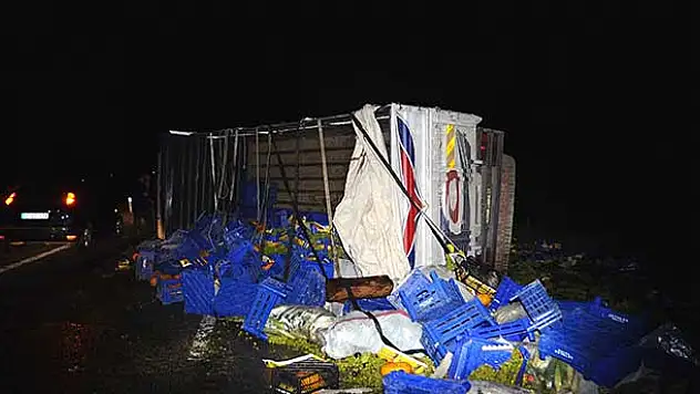 Konya'da kamyon otomobile çarptı: 3 yaralı