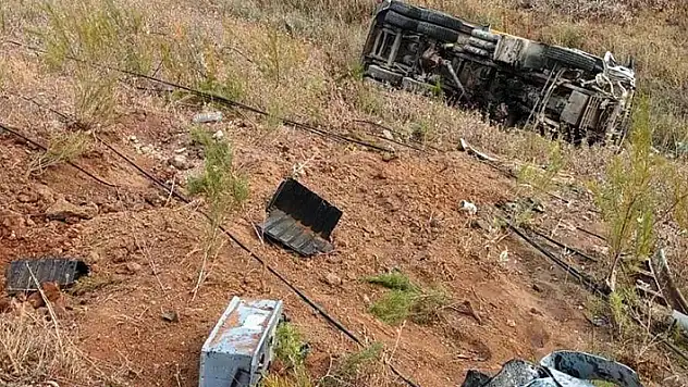 Konya'da kamyon şarampole devrildi: 2 yaralı
