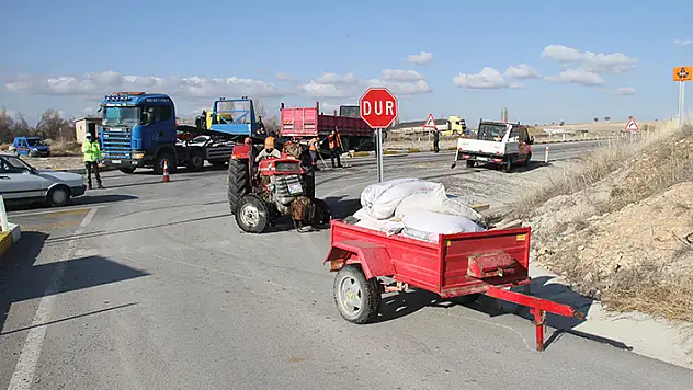 Konya'da kamyon traktörle çarpıştı 2 kişi yaralandı

