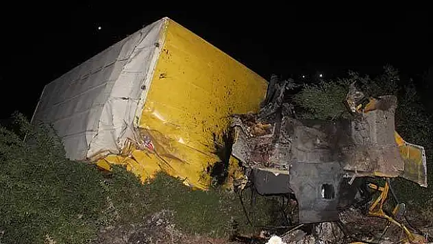 Konya'da kamyon uçuruma devrildi: 3 ölü, 1 yaralı