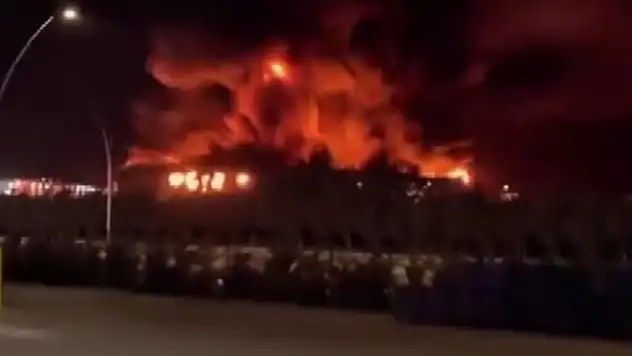 Konya'da kamyon ve tır parçaları üretimi yapan fabrika alevlere teslim oldu
