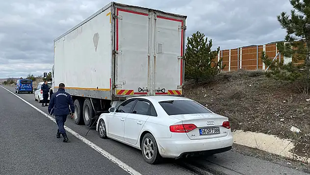 Konya'da kamyona arkadan çarpan otomobilin sürücüsü yaralandı

