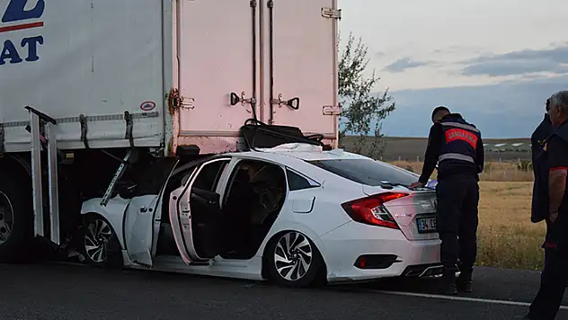 Konya'da kamyona arkadan çarpan otomobildeki 1 kişi öldü, 3 kişi yaralandı
