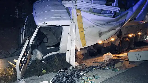 Konya'da kamyonet ağaçlara çarptı: Sürücü öldü, oğlu yaralandı

