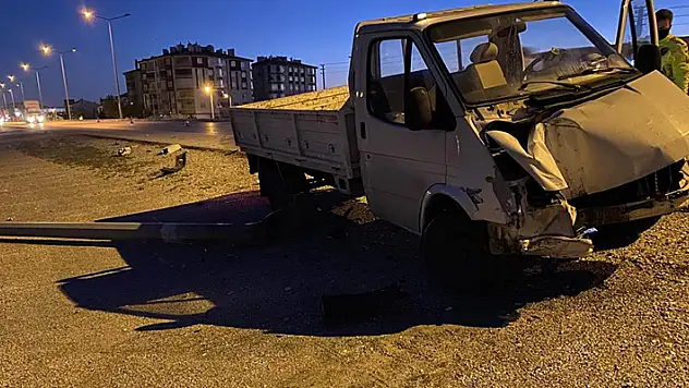Konya'da kamyonet aydınlatma direğine çarptı: 1 yaralı
