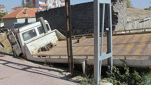 Konya'da kamyonet boş arsaya girdi