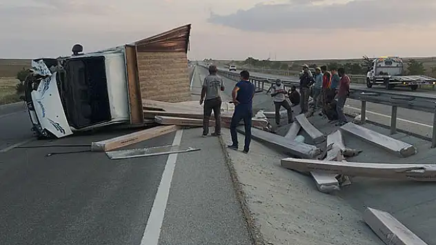 Konya'da kamyonet devrildi: 1 yaralı