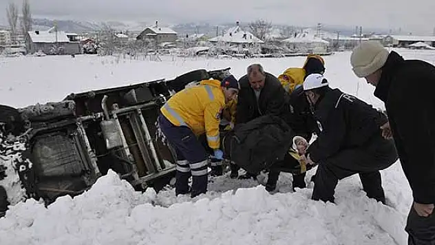 Konya'da kamyonet devrildi: 1 yaralı