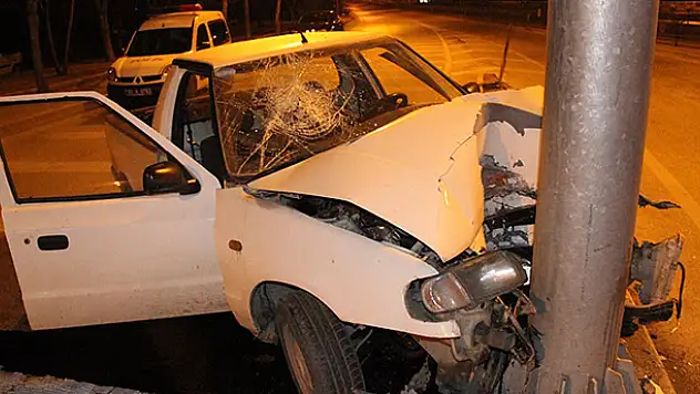 Konya'da kamyonet direğe çarptı : 1 ağır yaralı