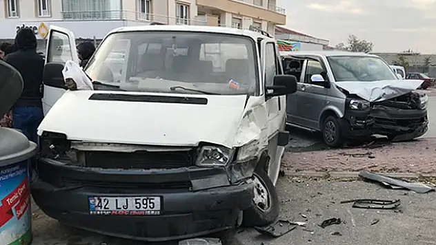Konya'da kamyonet ile minibüs çarpıştı: 13 yaralı