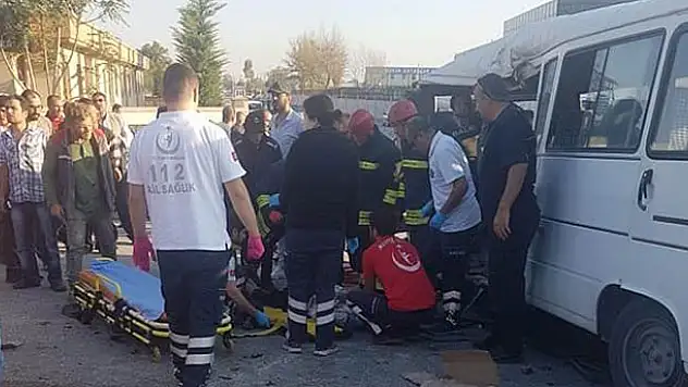 Konya'da kamyonet ile servis minibüsü çarpıştı: 1 ölü, 8 yaralı