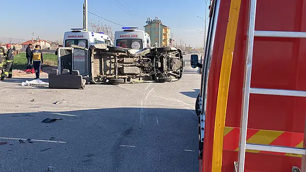 Konya'da kamyonet, işçi servis minibüsüyle çarpıştı: 7 yaralı

