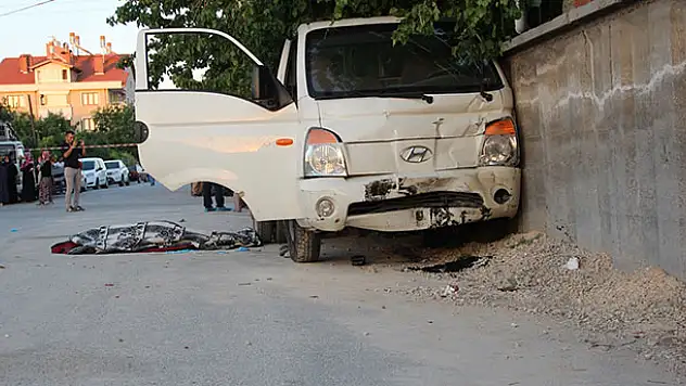 Konya'da kamyonet kaldırımda oturan kadınlara çarptı : 1 ölü, 7 yaralı