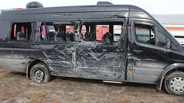 Konya'da kamyonet minibüsle çarpıştı: 1 ölü, 6 yaralı