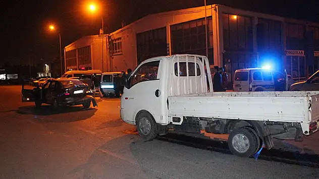 Konya'da kamyonet otomobile arkadan çarptı: 1 yaralı