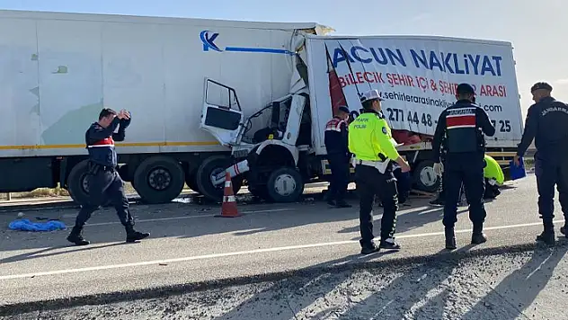 Konya'da kamyonet tıra arkadan çarptı: 1 ölü
