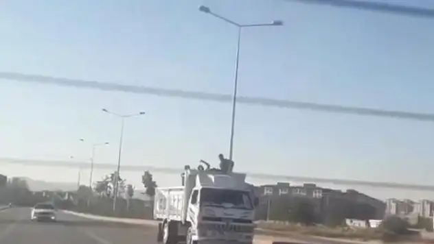 Konya'da kamyonet üzerinde tehlikeli yolculuk
