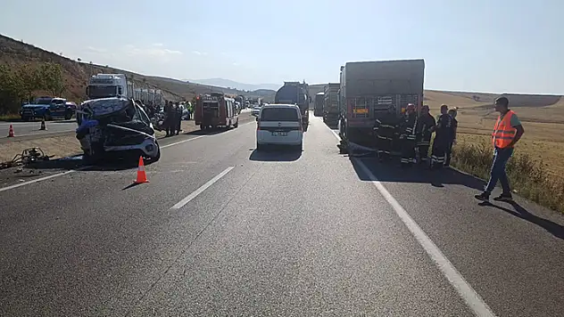 Konya'da kamyonetin park halindeki tıra çarptığı kazada 1 kişi öldü
