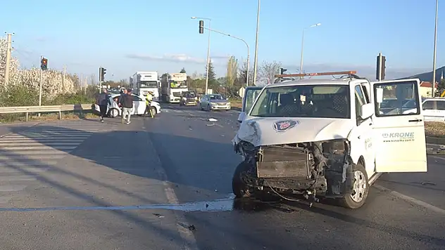 Konya'da kamyonetin trafik ışıklarında bekleyen otomobile çarpmasıyla 11 kişi yaralandı
