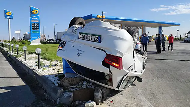 Konya'da kamyonetle çarpışan otomobil takla attı: 2 yaralı