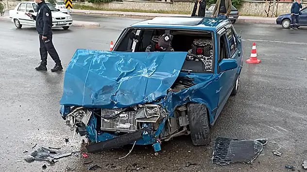 Konya'da kamyonetle otomobil çarpıştı: 2 yaralı