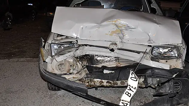 Konya'da kamyonetle otomobil çarpıştı: 3 yaralı