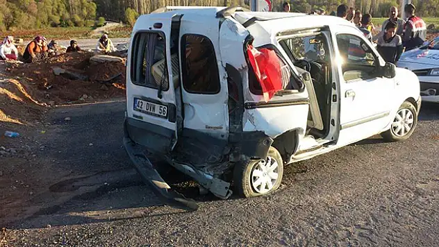 Konya'da kamyonla hafif ticari araç çarpıştı: 6 yaralı