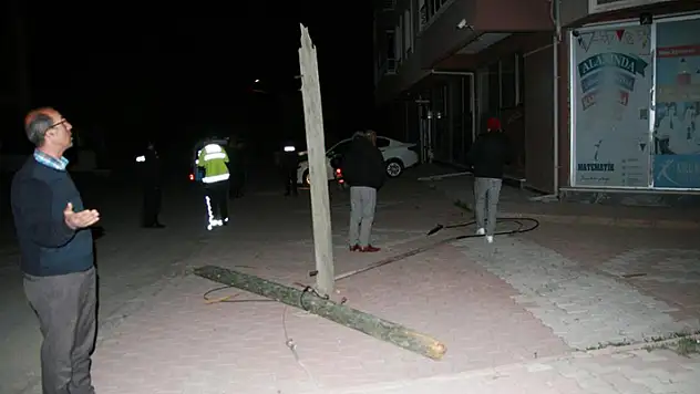 Konya'da kamyonla iş makinesi taşıyan sürücüsü mahalleyi internetsiz bıraktı
