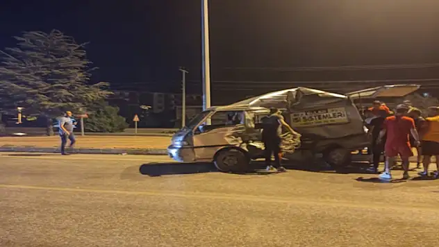 Konya'da kamyonla minibüsün çarpışması sonucu bir kişi yaralandı

