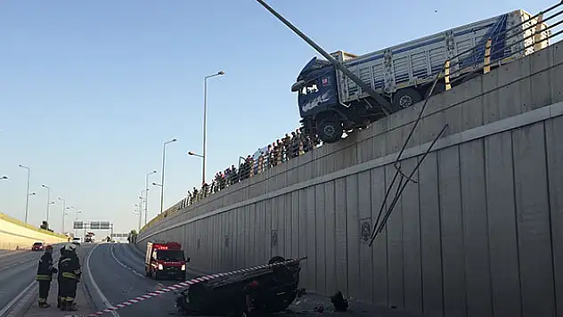 Konya'da kamyonun çarptığı otomobil alt geçide devrildi