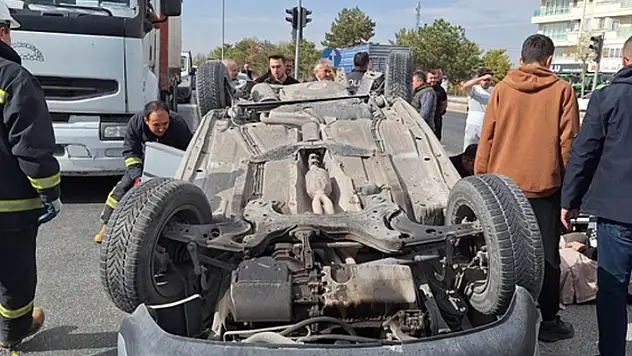 Konya'da kamyonun çarptığı otomobil ters döndü: 5 yaralı
