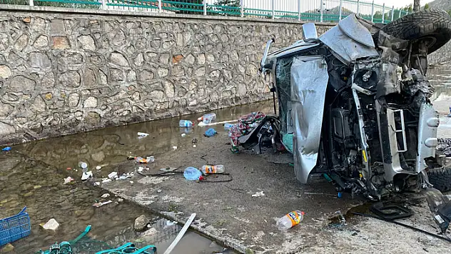 Konya'da kanala düşen kamyonetteki 4 kişi yaralandı
