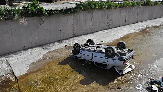 Konya'da kanala düşen otomobildeki 2 kişi yaralandı
