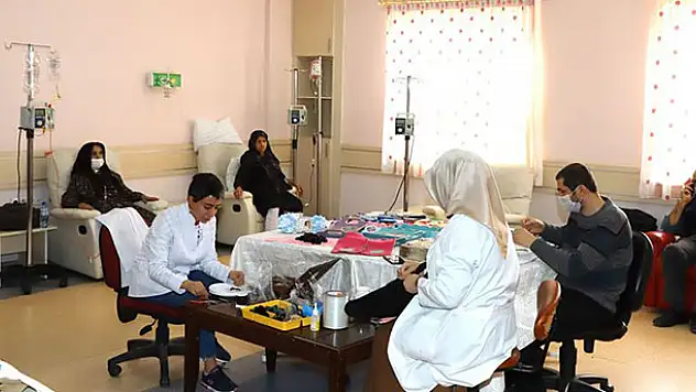 Konya'da kanser hastaları sanatla motive ediliyor