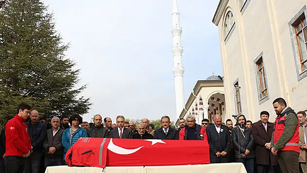 Konya'da kansere yenik düşen doktor mesai arkadaşları tarafından uğurlandı