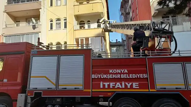 Konya'da kapı kilidi bozulan evde mahsur kalan kadın ile 5 çocuğunu itfaiye kurtardı
