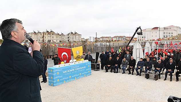 Konya'da kar altında temel atma ve açılış