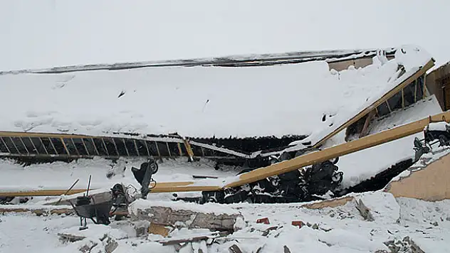 Konya'da kar, fabrika çatılarını çökertti