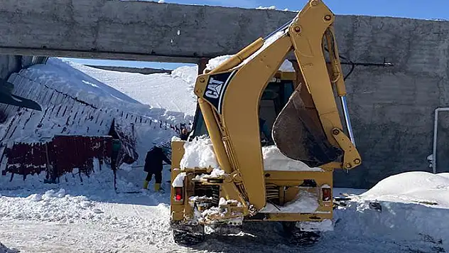 Konya'da kar nedeniyle hububat deposunun çatısı çöktü