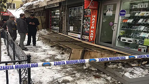 Konya'da kar nedeniyle iş yerlerinin gölgelik saçakları çöktü