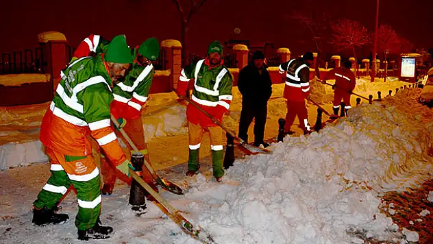 Konya'da kar Temizleme Çalışmaları Gece Gündüz Devam Ediyor