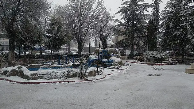 Konya'da kar yağışı sevinci! Derbent ve Kadınhanı'na kar yağdı