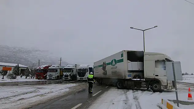 Konya'da kar yağışı ulaşımı olumsuz etkiliyor